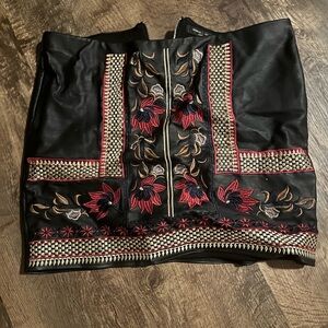 ROMEO & JULIET COUTURE Embroidered faux leather mini skirt